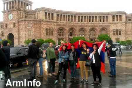 Участники акции протеста "Сделай шаг, откажи Сержу" шествием двинулись к Площади Республики